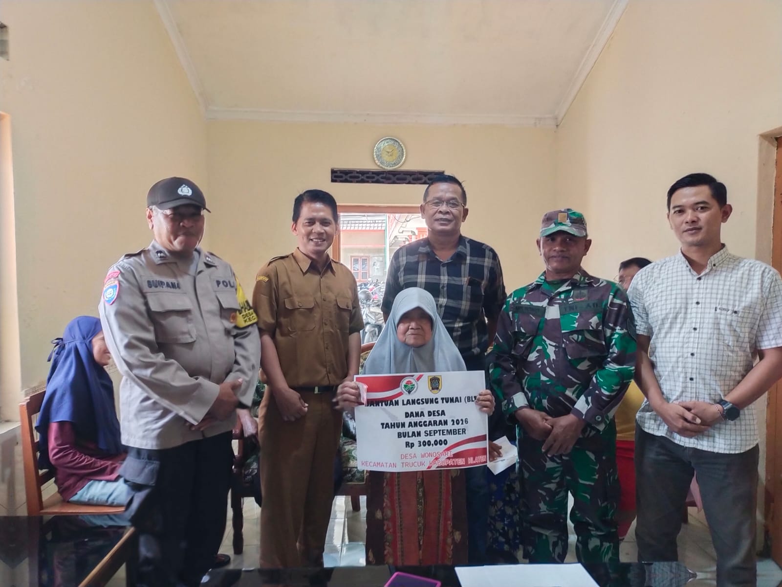 Babinsa Koramil 19/Trucuk Hadiri Penyaluran BLT DD Tahap IX Desa Wonosari Trucuk Klaten