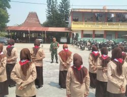 Babinsa Koramil 23/Ceper Berikan Materi PBB Tumbuhkan Disiplin Siswa AL Muttaqin Pancasila