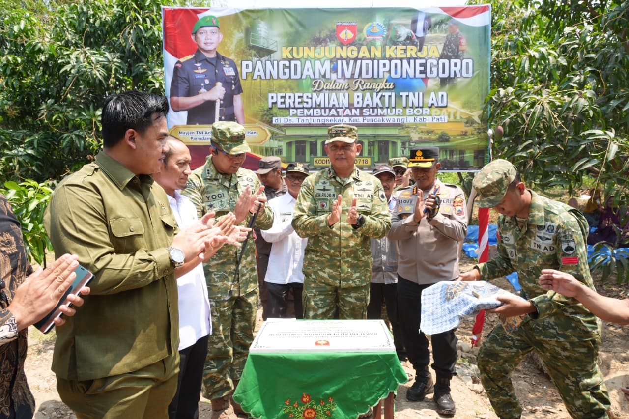 Pangdam IV/Diponegoro Tinjau Jembatan Gantung Merah Putih dan Resmikan Sumur Bor di Pati