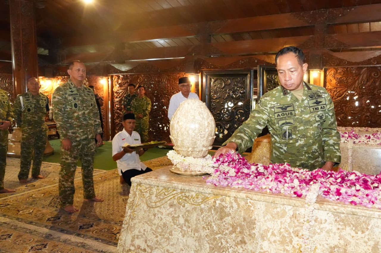 Pangdam IV/Diponegoro Dampingi Panglima TNI Ziarah ke Makam Jenderal Besar TNI (Purn) Soeharto