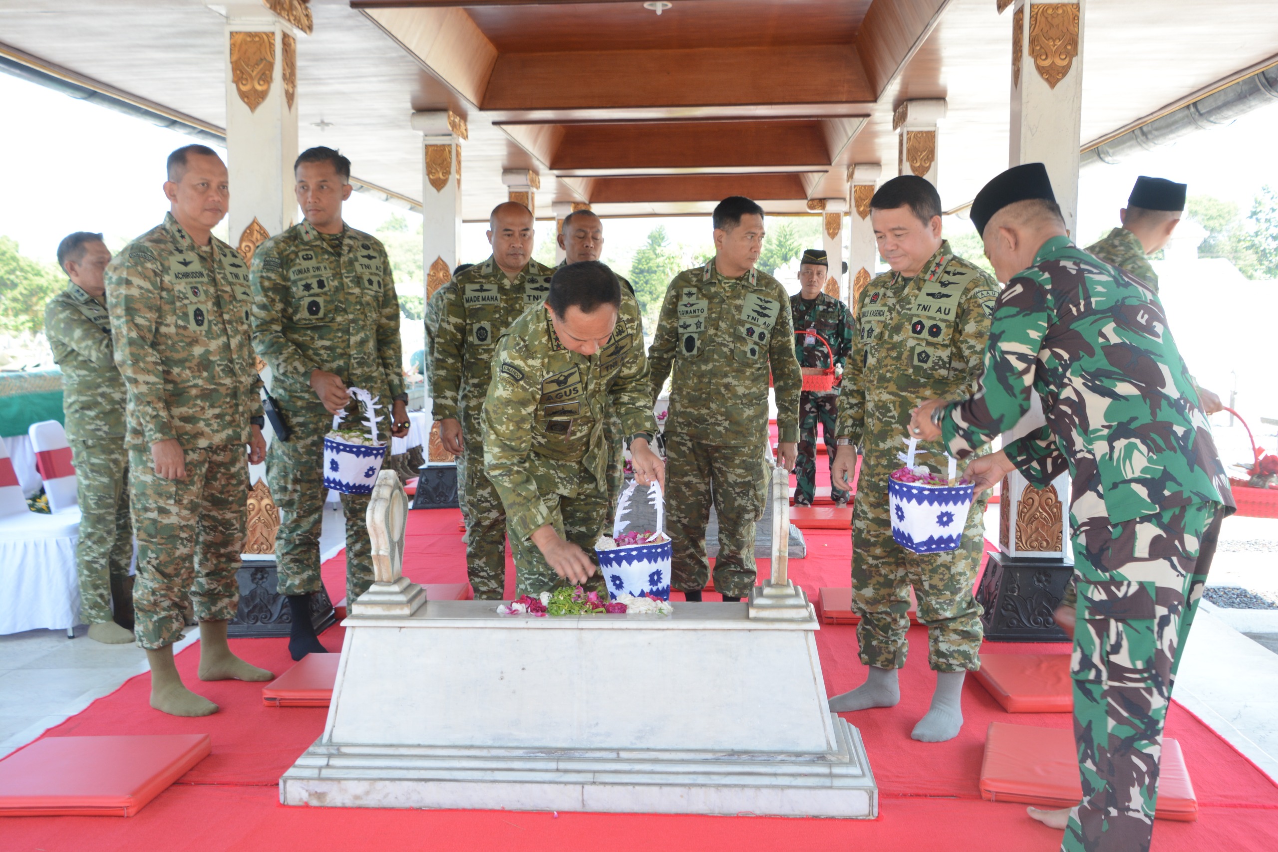 Pangdam IV/Diponegoro Dampingi Panglima TNI Ziarah ke Makam Pangsar Jenderal Sudirman