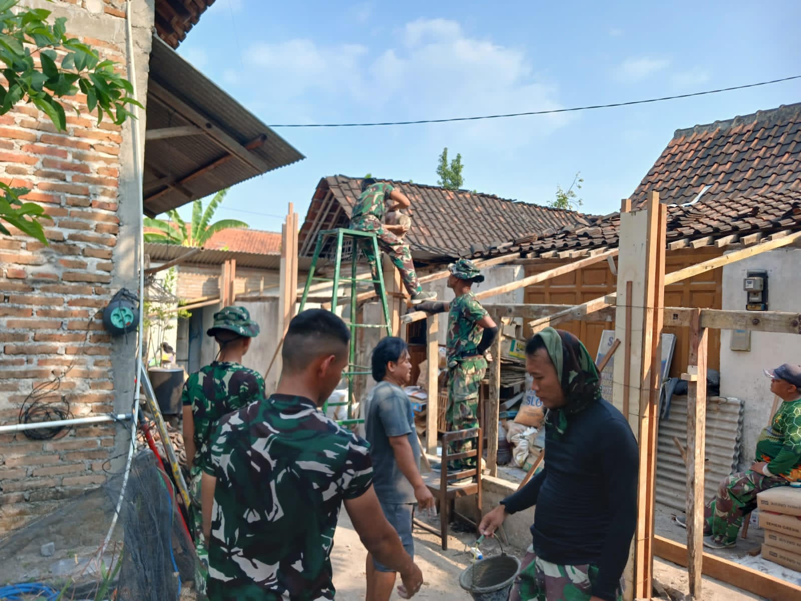 Satgas TMMD Bersama Warga Dukung Pengerjaan Rumah Tidak Layak Huni
