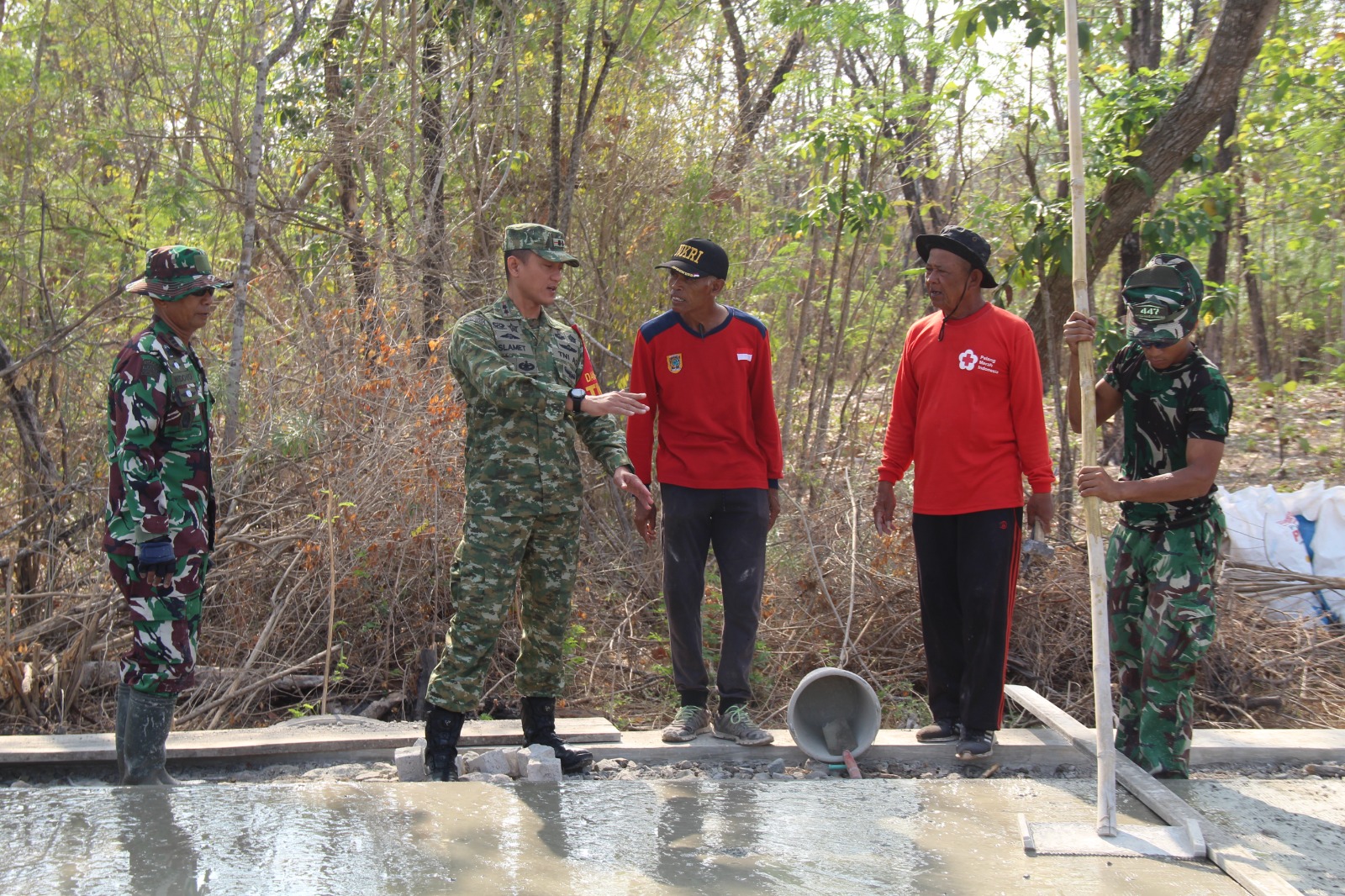 Tinjau Betonisasi Jalan TMMD di Trucuk, Dansatgas Kodim Klaten Perkuat Kemanunggalan TNI dan Rakyat