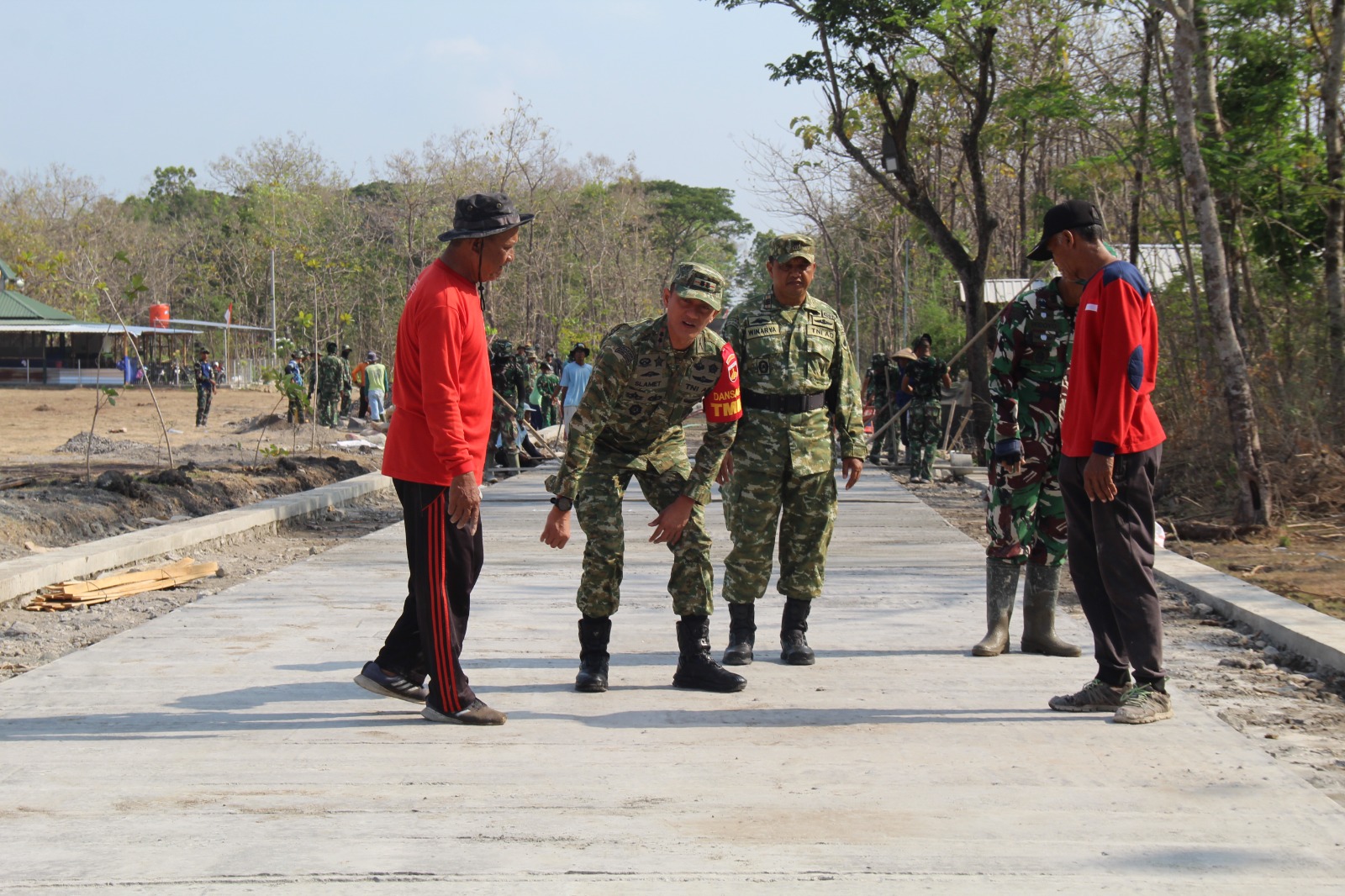 Betonisasi Jalan Desa Trucuk Jadi Perhatian Dansatgas TMMD ke-130 Kodim 0723/Klaten