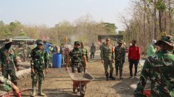 Dandim 0723/Klaten Saksikan Semangat Gotong Royong TNI dan Warga dalam Betonisasi Jalan Trucuk