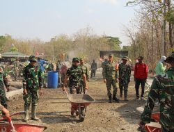 Dandim 0723/Klaten Saksikan Semangat Gotong Royong TNI dan Warga dalam Betonisasi Jalan Trucuk