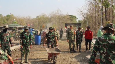 Dandim 0723/Klaten Saksikan Semangat Gotong Royong TNI dan Warga dalam Betonisasi Jalan Trucuk