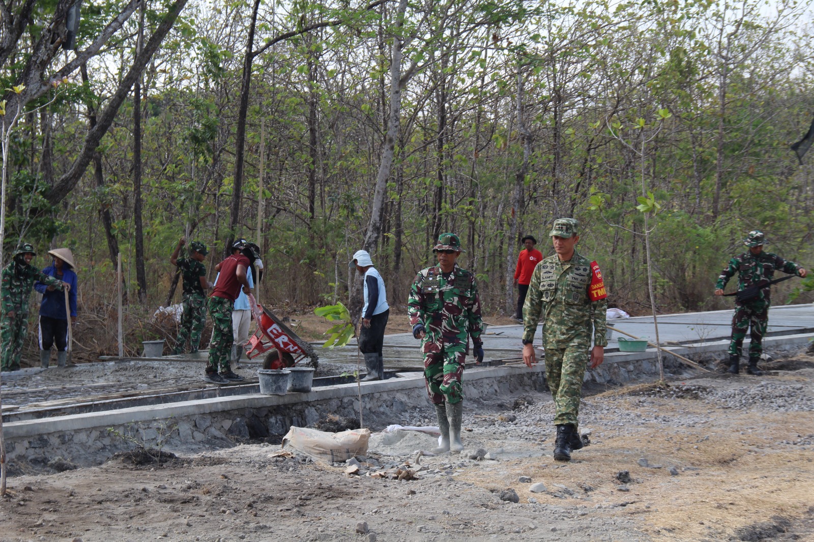 Dansatgas TMMD Reguler ke-130 Tinjau Betonisasi, Kodim Klaten Dorong Pembangunan Desa Trucuk