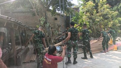 Kebersamaan Satgas dan Warga Warnai Renovasi Rumah Program TMMD