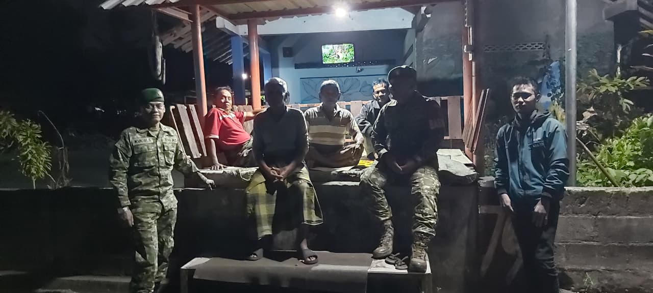 Koramil 09/Prambanan Perkuat Keamanan Wilayah Melalui Patroli Malam di Pos Kamling