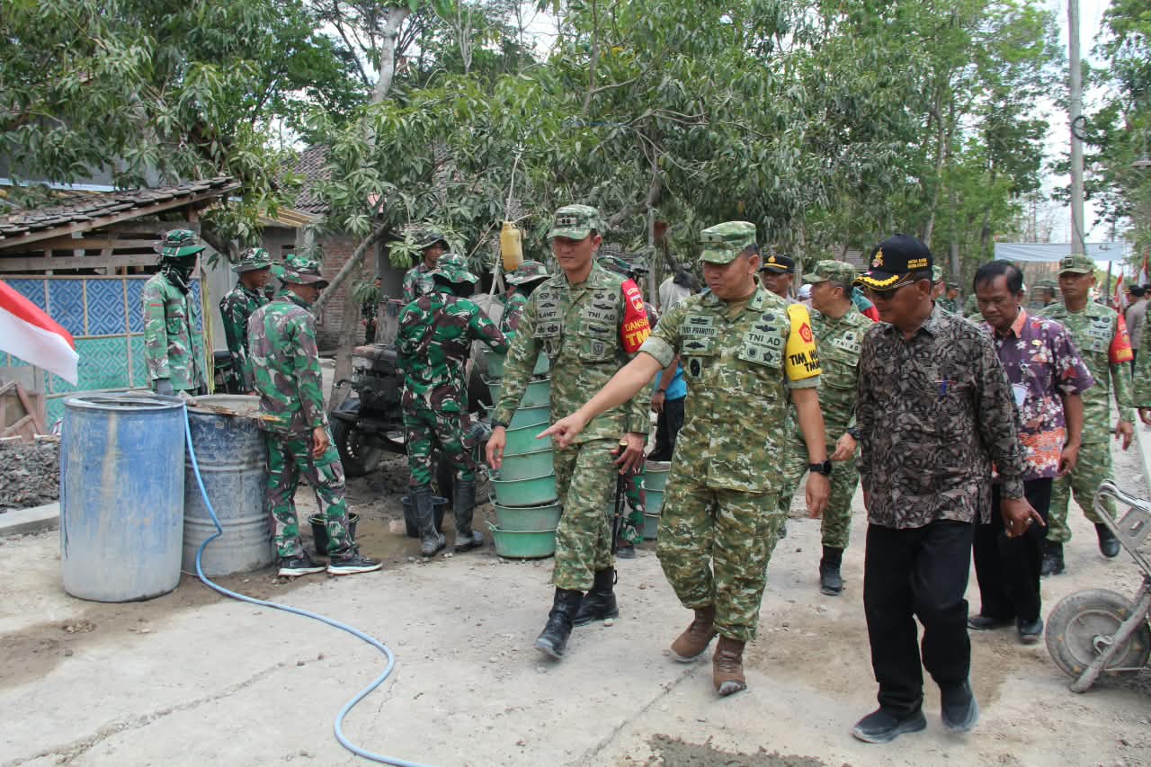 Tim Wasev Mabesad Evaluasi Pembangunan TMMD Reguler ke-130 Kodim Klaten di Desa Trucuk