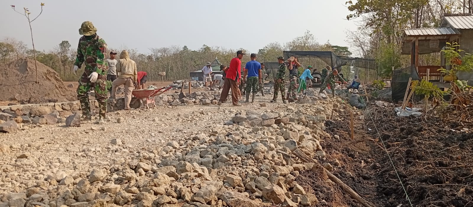 Pra-TMMD Reguler ke-130 Kodim Klaten Mulai Pembangunan Talud Dan Penyiapan Jalan Beton Di Trucuk