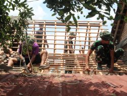 Satgas TMMD Reguler 130 Kodim Klaten RTLH Pasang Atap Untuk Genteng