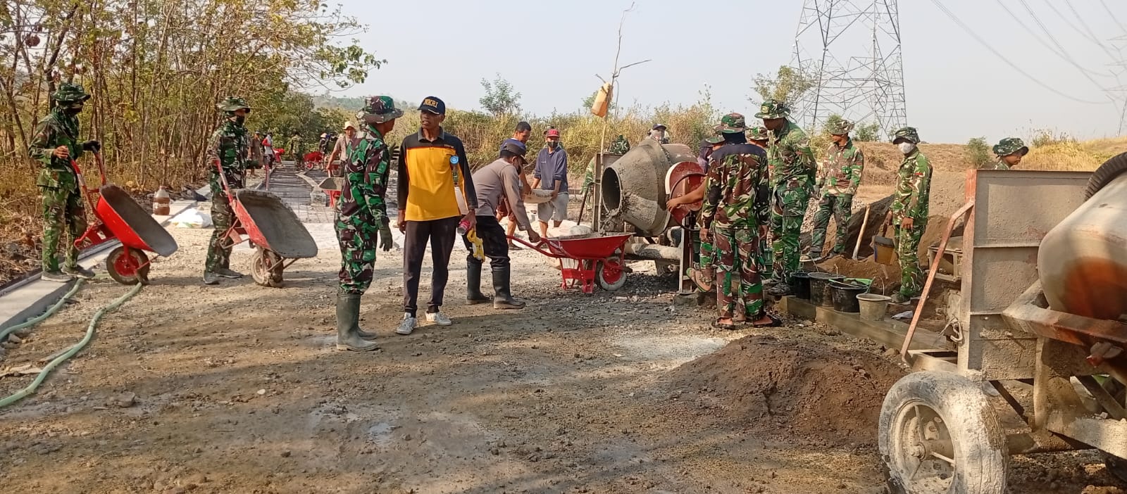Satgas TMMD dan Warga Bersama Menuntaskan Tahapan Pengecoran Jalan di Trucuk