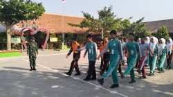 Babinsa Koramil 17/Karangdowo Latih PBB Dasar Kepemimpinan OSIS SMPN 3 Karangdowo
