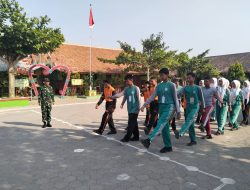 Babinsa Koramil 17/Karangdowo Latih PBB Dasar Kepemimpinan OSIS SMPN 3 Karangdowo