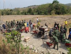 TNI dan Warga Desa Trucuk Bersama Kerjakan Betonisasi Jalan TMMD Reguler ke-130