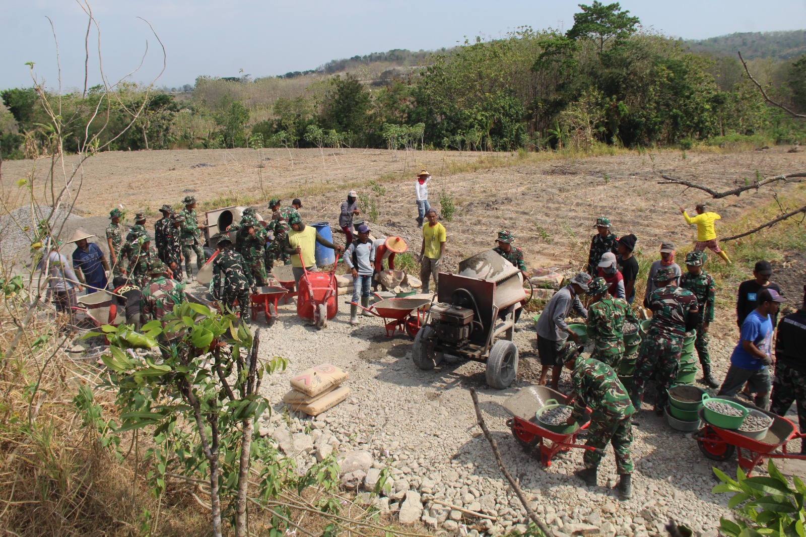 TNI dan Warga Desa Trucuk Bersama Kerjakan Betonisasi Jalan TMMD Reguler ke-130
