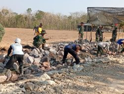 TNI dan Warga Bergotong Royong Bangun Talud Jalan Desa Trucuk