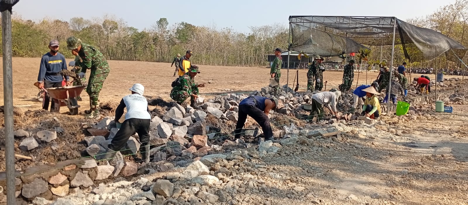 TNI dan Warga Bergotong Royong Bangun Talud Jalan Desa Trucuk