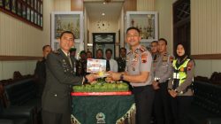 Dandim Klaten Terima Tumpeng HUT Ke-81 TNI  Dari Kapolresta Klaten, Sinergitas TNI-Polri Makin Erat