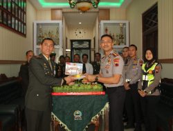 Dandim Klaten Terima Tumpeng HUT Ke-81 TNI  Dari Kapolresta Klaten, Sinergitas TNI-Polri Makin Erat