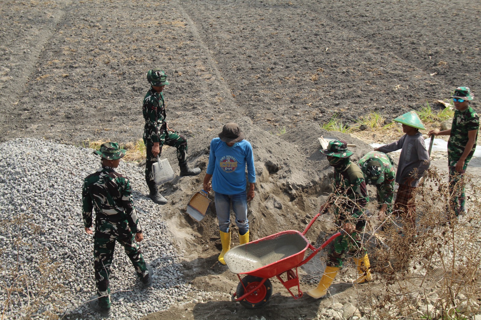 Penataan Material Dukung Kelancaran Betonisasi Jalan TMMD Kodim 0723/Klaten