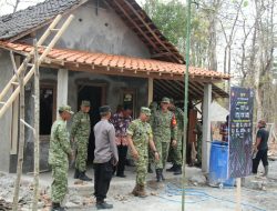 Pembangunan RTLH Ditinjau Tim Wasev TMMD Reg 130