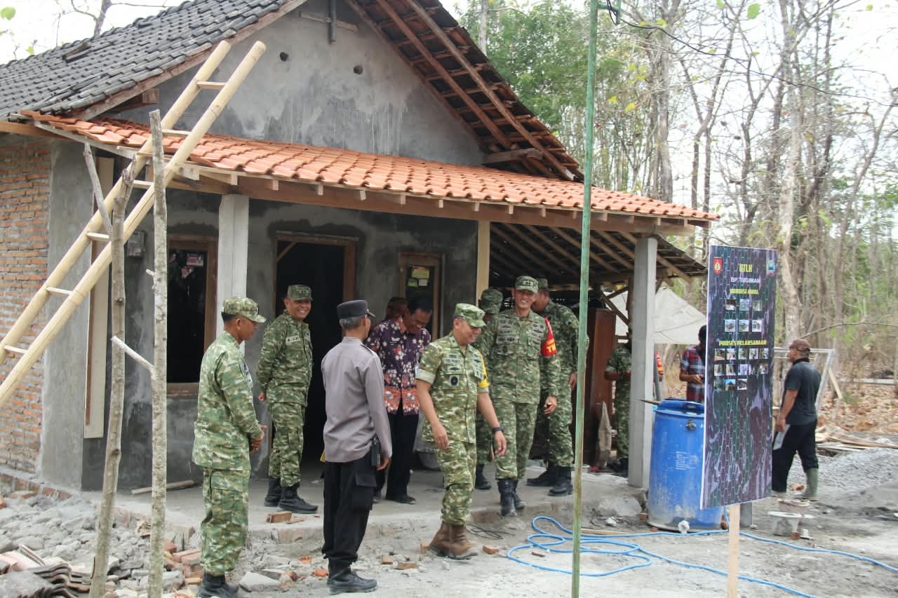 Pembangunan RTLH Ditinjau Tim Wasev TMMD Reg 130