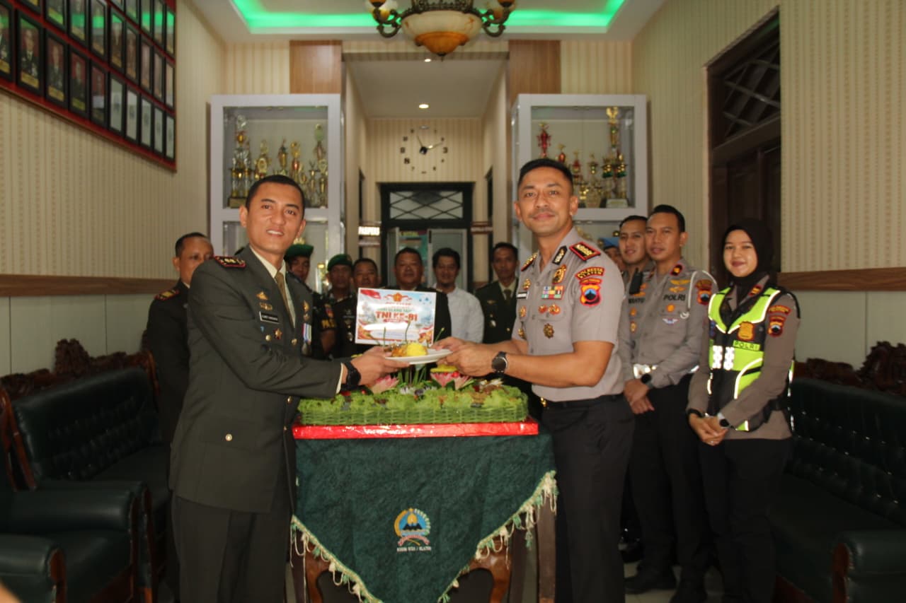 Dandim Klaten Terima Tumpeng HUT Ke-81 TNI  Dari Kapolresta Klaten, Sinergitas TNI-Polri Makin Erat