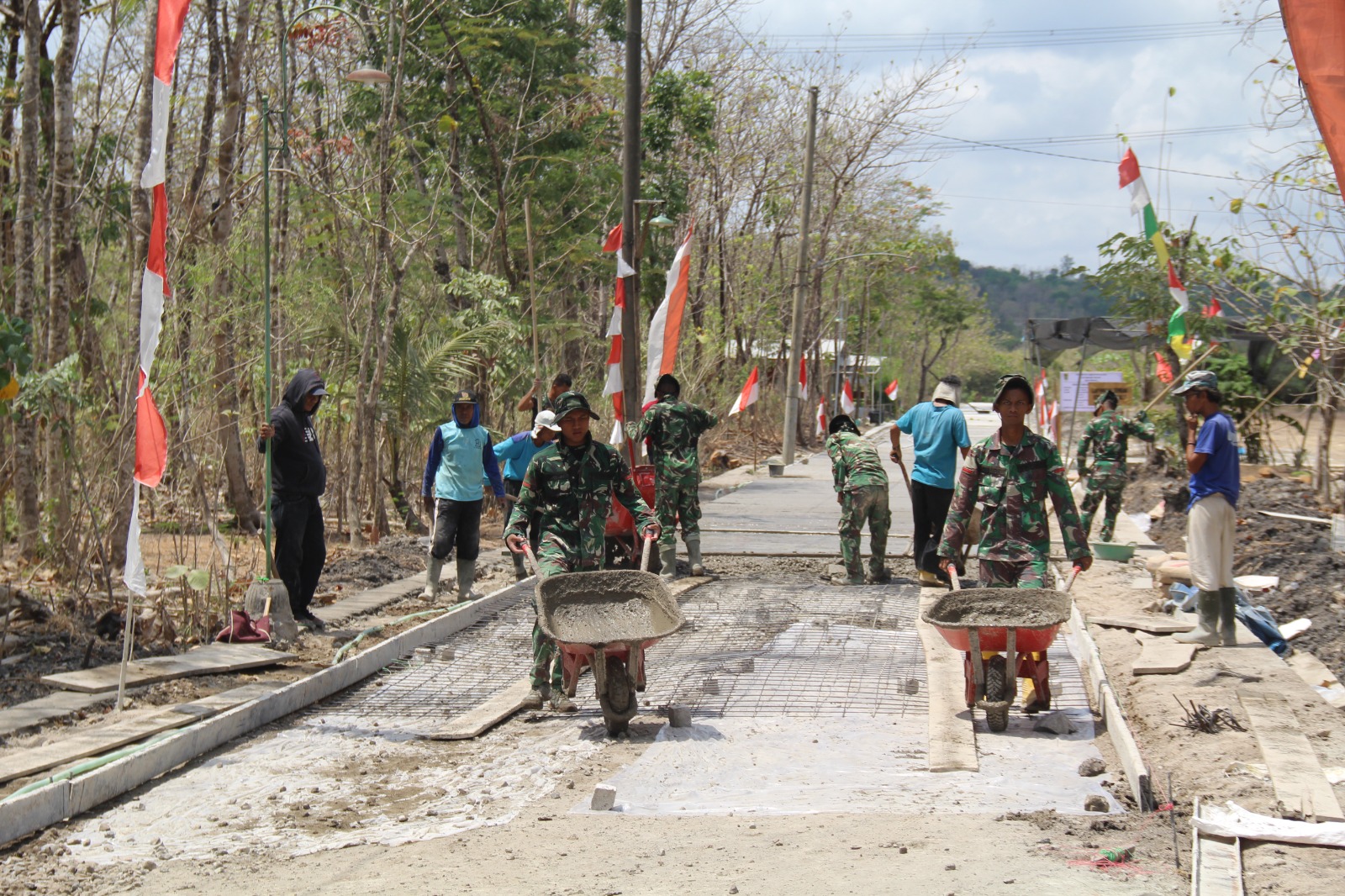 Tak Kenal Terik Matahari, Betonisasi Jalan TMMD Kodim Klaten di Desa Trucuk Terus Berjalan