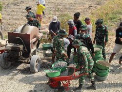 Kolaborasi Personel TNI dan Warga Perkuat Pengerjaan Jalan Beton di Trucuk