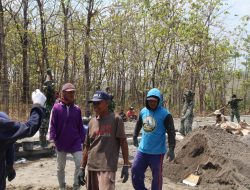 Warga Apresiasi Gotong Royong TNI Dalam Pembangunan Jalan Desa