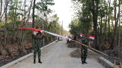 Pemasangan Umbul-Umbul Warnai Persiapan TMMD Reguler ke-130 di Desa Trucuk Klaten
