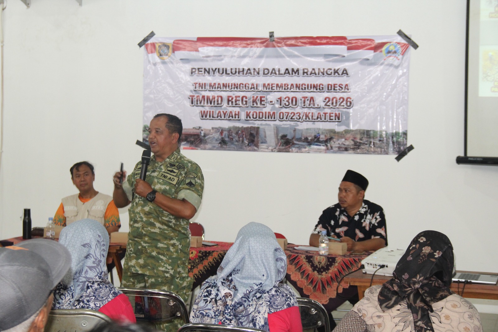 TMMD Reguler 130: Kapten Inf Winarya Tanamkan Semangat Cinta Tanah Air kepada Warga Desa Trucuk