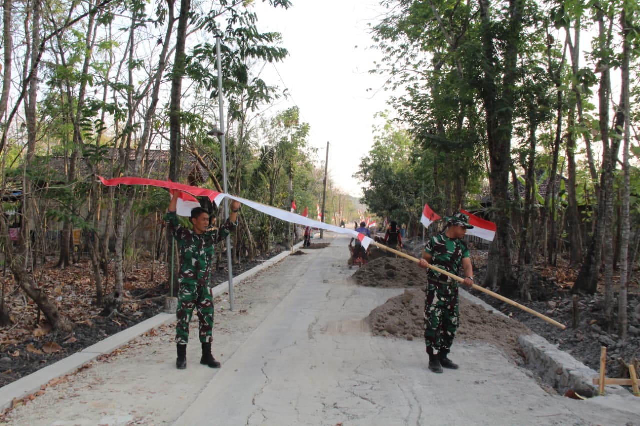 Pemasangan Umbul-Umbul Warnai Persiapan TMMD Reguler ke-130 di Desa Trucuk Klaten