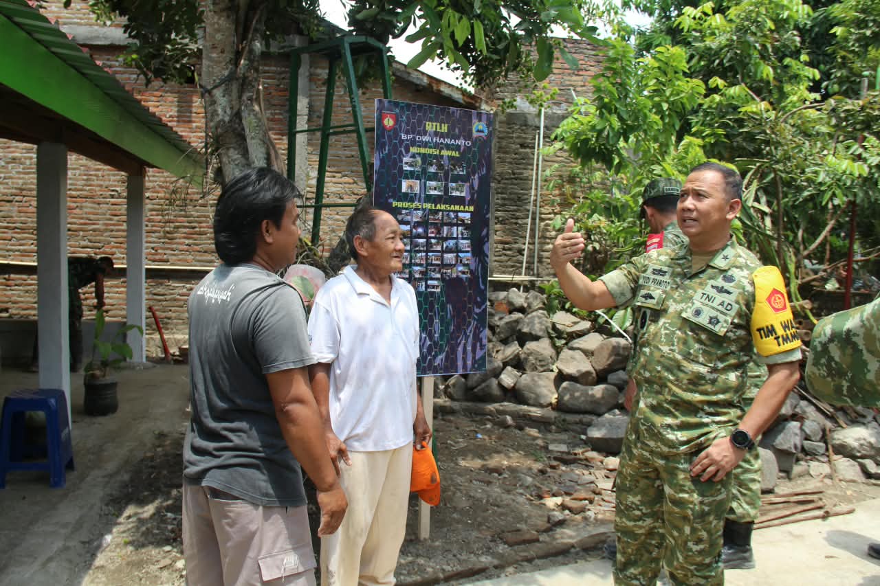 Brigjen TNI Yudi Pranoto Jalin Komunikasi dengan Warga saat Kunjungan Wasev TMMD di Trucuk