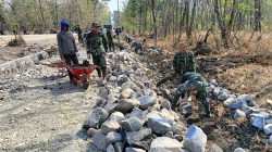 Kebersamaan TNI dan Warga Warnai Pengerjaan Talud Jalan di Trucuk