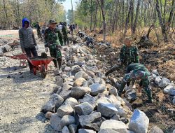 Kebersamaan TNI dan Warga Warnai Pengerjaan Talud Jalan di Trucuk