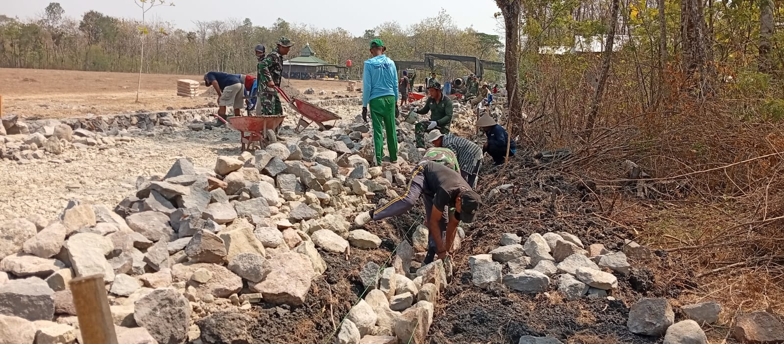 Satgas TMMD Tata Pengerjaan Talud Sesuai Kondisi Lapangan