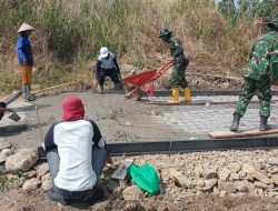 Gotong Royong TNI dan Warga Warnai Pembangunan Fisik TMMD di Trucuk