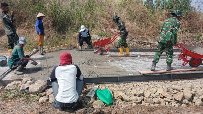 Gotong Royong TNI dan Warga Warnai Pembangunan Fisik TMMD di Trucuk Gotong Royong TNI dan Warga Warnai Pembangunan Fisik TMMD di Trucuk