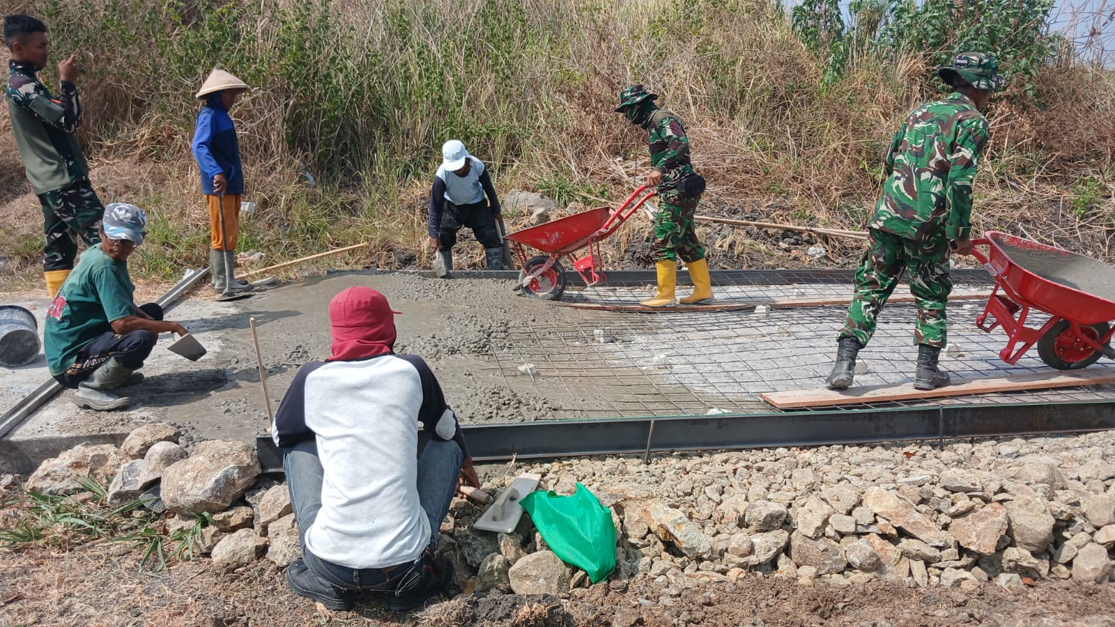 Gotong Royong TNI dan Warga Warnai Pembangunan Fisik TMMD di Trucuk