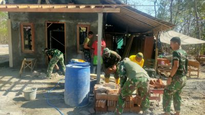 Kebersamaan Satgas TMMD dan Warga Bangun RTLH, Wujud Nyata Kemanunggalan TNI dengan Rakyat