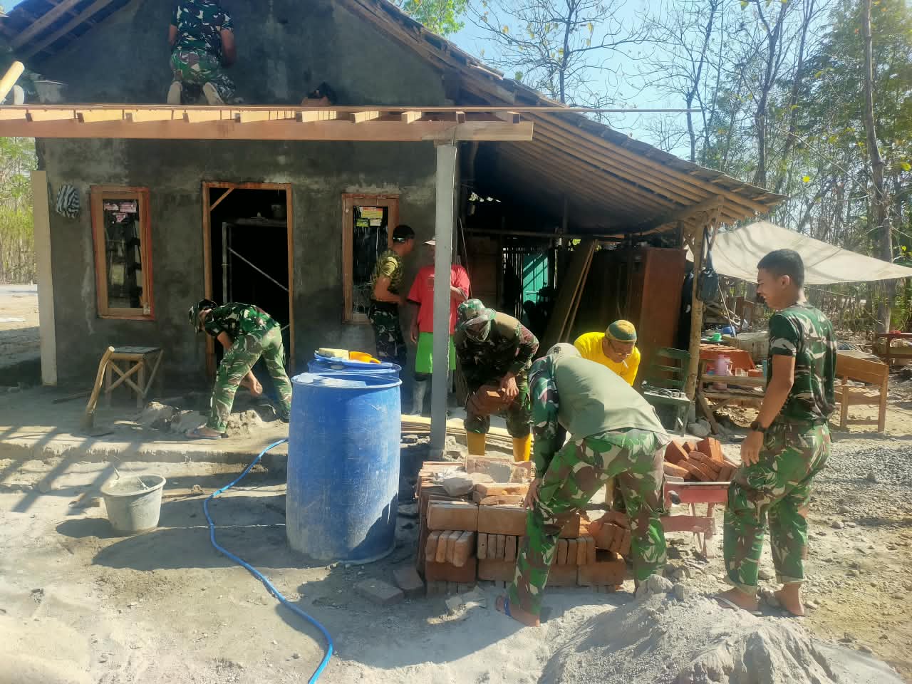 Kebersamaan Satgas TMMD dan Warga Bangun RTLH, Wujud Nyata Kemanunggalan TNI dengan Rakyat