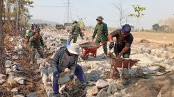 Warga Ikut Mendukung Pembangunan Talud Jalan Di Desa Trucuk