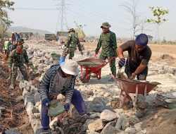 Warga Ikut Mendukung Pembangunan Talud Jalan Di Desa Trucuk