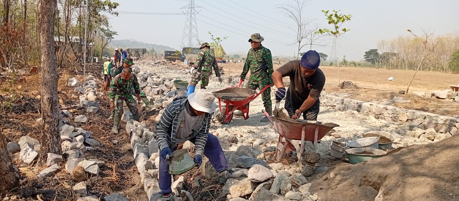 Warga Ikut Mendukung Pembangunan Talud Jalan Di Desa Trucuk