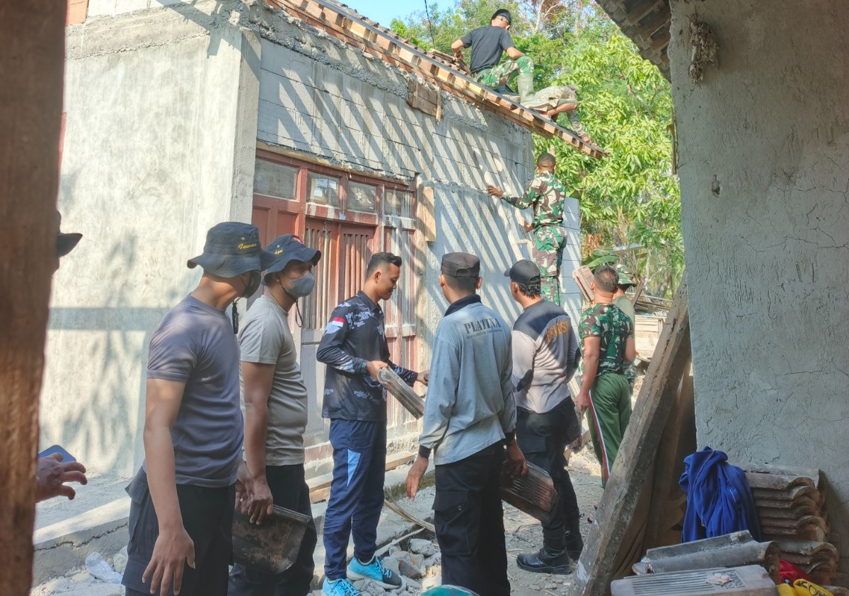 TNI-Polri Kompak Bangun RTLH di Desa Trucuk Dalam TMMD Reguler 130