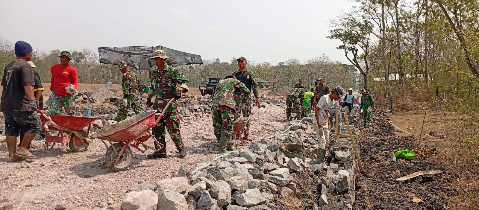 Pembangunan Talud Jalan TMMD Kodim Klaten di Desa Trucuk Perkokoh Kebersamaan TNI dan Warga